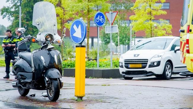 Scooterrijder gewond bij aanrijding met auto in Assen