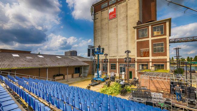 Opbouw theater voorstelling Muskee klaar; repetities in volle gang