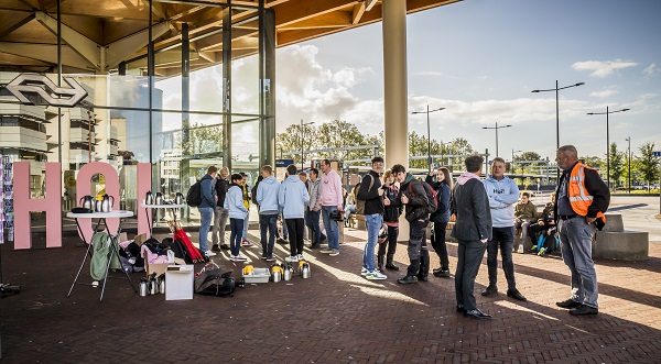 Koffie-uitdeel-actie Week tegen Eenzaamheid in Assen van start