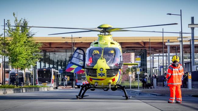 Traumahelikopter landt midden op stationsplein in Assen