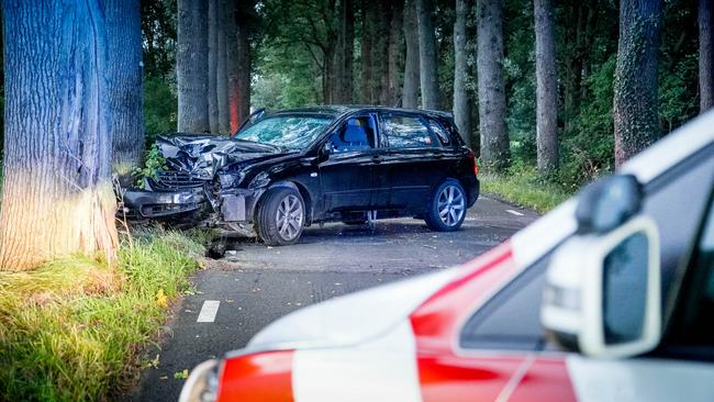 Auto botst frontaal tegen boom in Assen