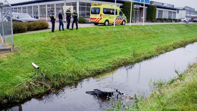 Rolstoeler met elektrische handbike raakt te water in Assen