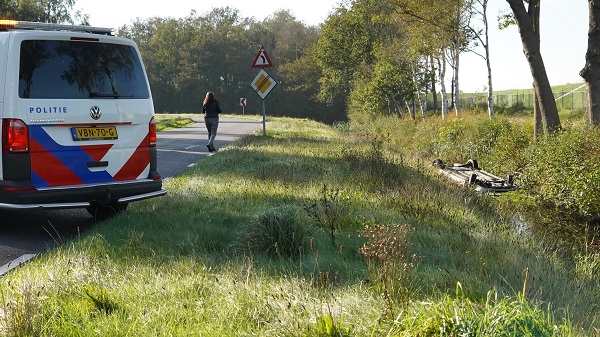 Auto op de kop in de sloot langs De Haar; bestuurder aangehouden