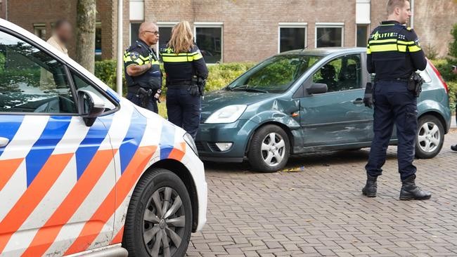 Autos botsen in Assen-Oost