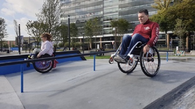 WheelchairSkillsTeam geeft rolstoelvaardigheidstraining aan volwassenen in Assen