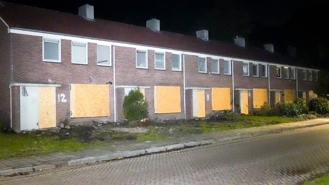 Woningen aan de Delft dichtgetimmerd en omgeving afgesloten met hekken