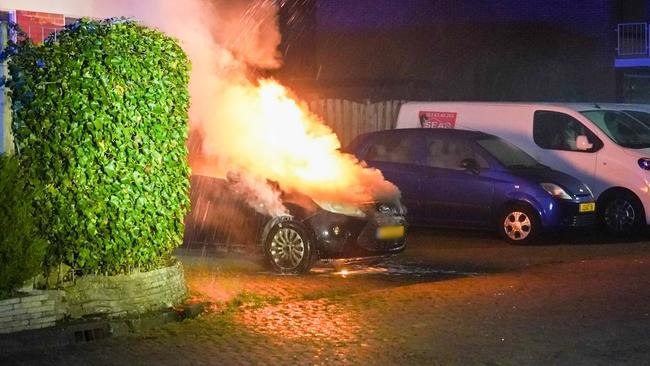 Auto gaat in Assen in vlammen op (Video)