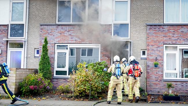 Brandweer redt hond bij woningbrand in Assen (Video)