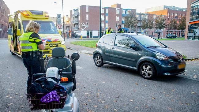 Vrouw op scootmobiel gewond bij botsing in Assen