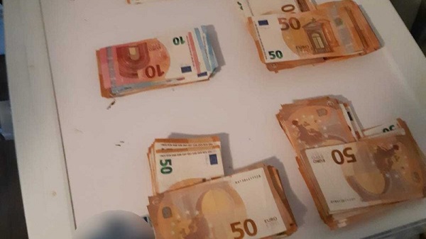 Drie Aanhoudingen na verduistering geld bejaarde man