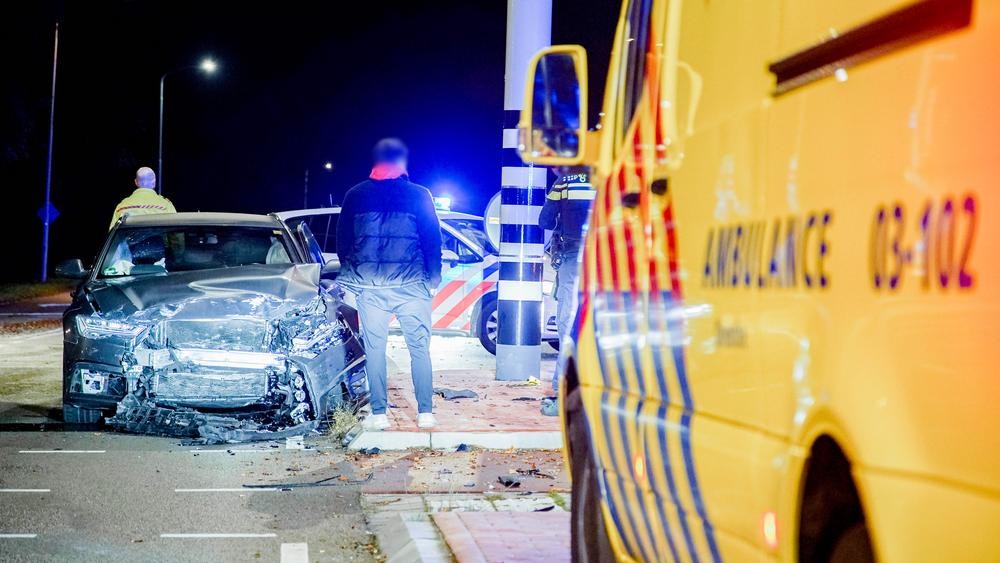 Gewonde bij forse aanrijding tussen twee voertuigen in Assen