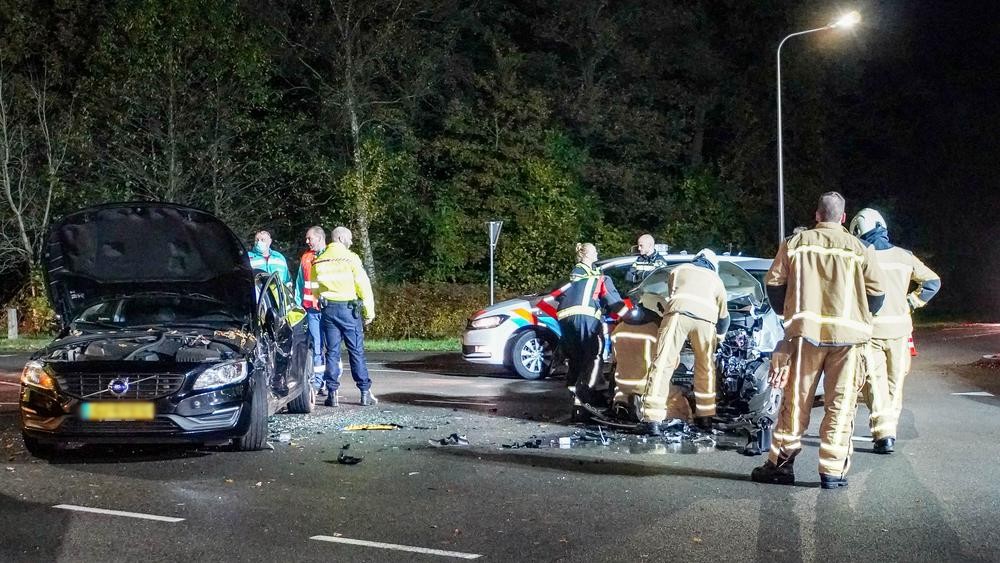 Twee autos zwaar beschadigd bij botsing in Assen