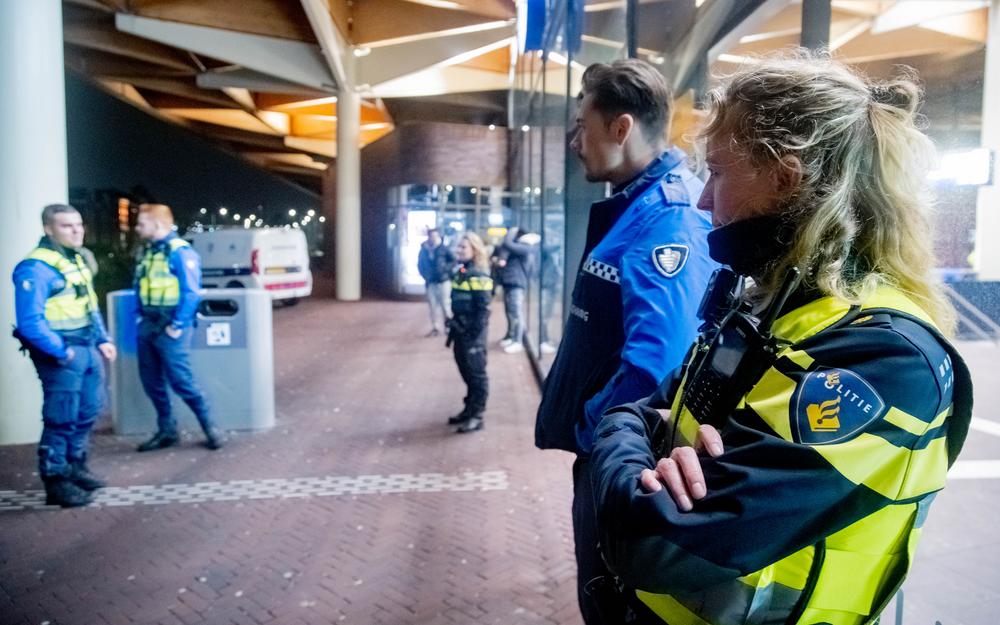 Controle door politie, NS Veiligheid en Service en handhaving op station van Assen