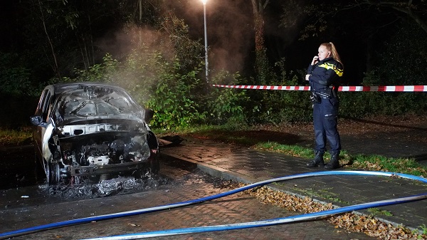 Auto in brand gestoken in Pittelo (video)