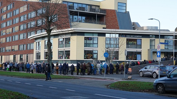 Enorme wachtrij voor de griepprik in Assen