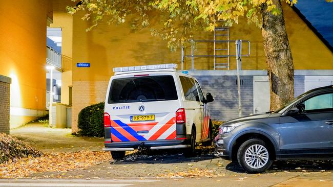 Politie vindt meerdere wapens in woning bij inval in Assen (Video)