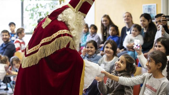 Wolkentheater brengt de verhalen over Sint en Piet naar kinderen in AZC s