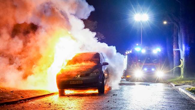 Auto gaat volledig in vlammen op in Assen (Video)