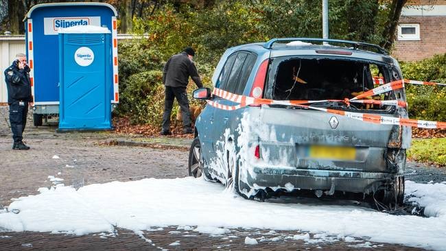 Recherche doet onderzoek bij uitgebrande auto in Assen