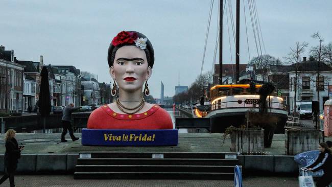 Plaatsing metershoog beeld Frida Kahlo maakt kunstroute Assen compleet