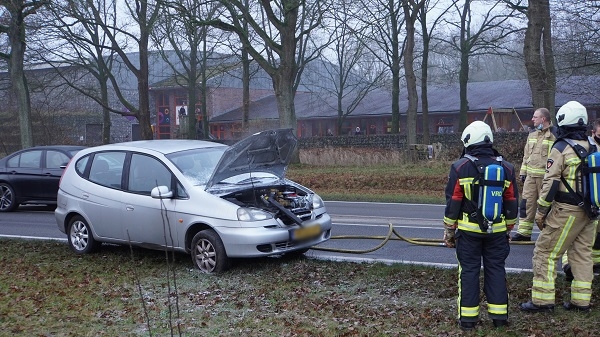 Auto vliegt spontaan in brand in Assen