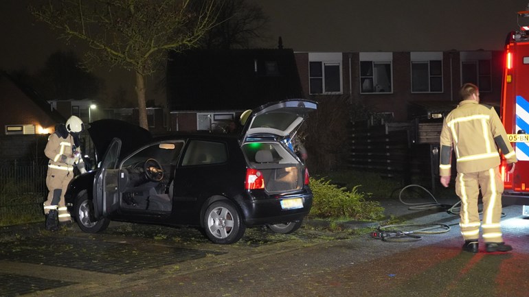 Auto vliegt in de brand in Assen