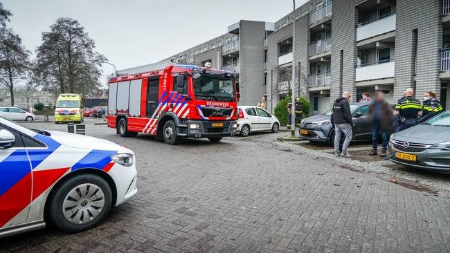 Dakloze man sticht brand in berging van appartementencomplex in Assen