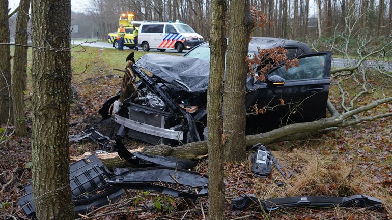 Auto raakt van A28 bij Assen en botst tegen boom