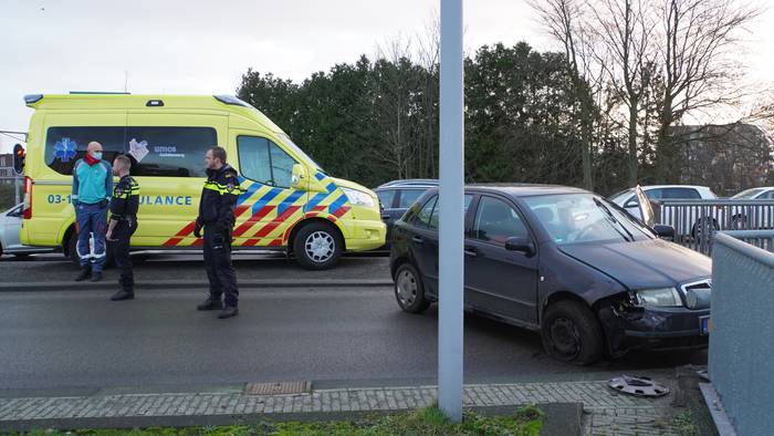 Auto raakt van de weg en botst tegen hekwerk in Assen