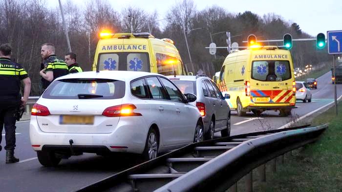 Autos botsen op Europaweg in Assen