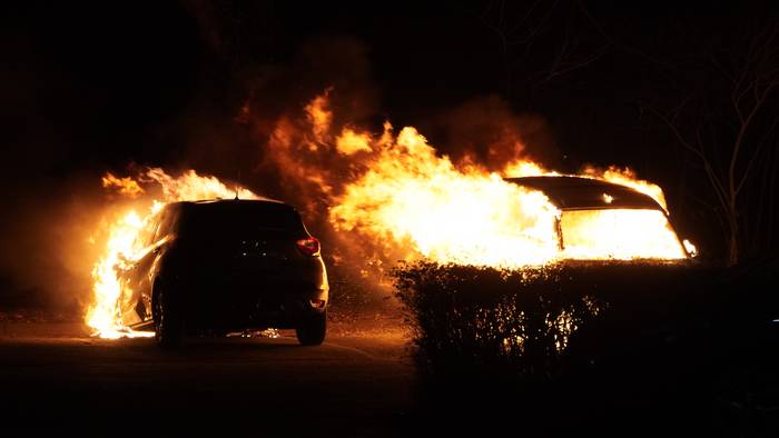 Twee autos branden volledig uit in Assen (Video)