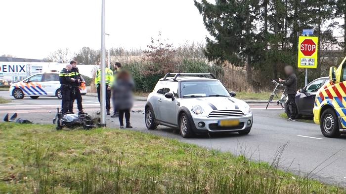 Scooterrijder gewond bij aanrijding met auto in Assen (Video)