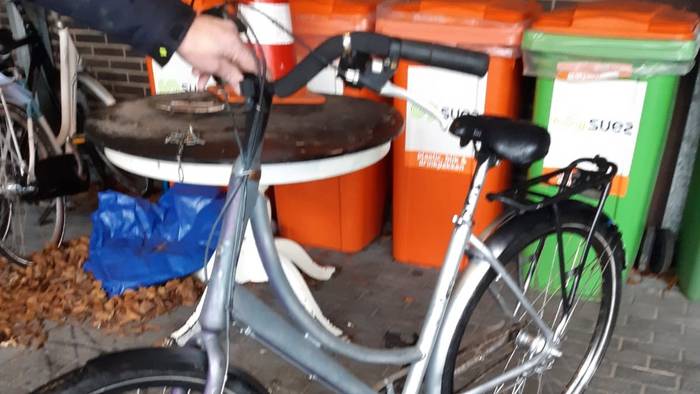 Fietsendief brengt fiets naar politie Assen met briefje: Ik was dronken en heb erge spijt van mijn daad