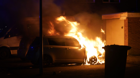 Twee autos in brand gestoken in Pittelo (video)