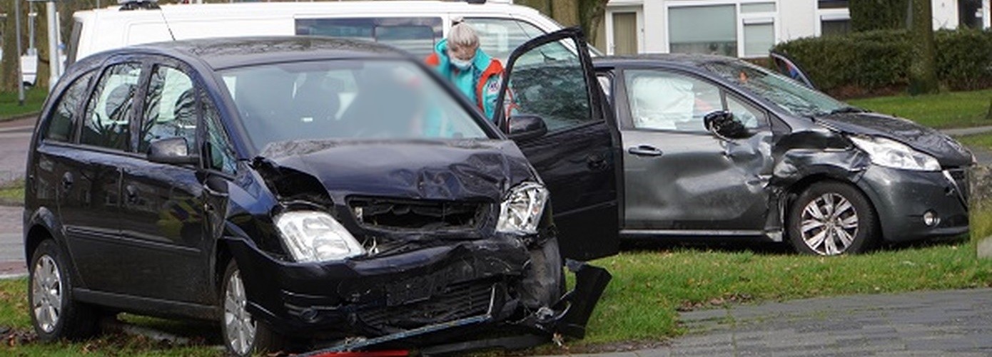 Gewonde na ongeval op kruising in Assen (video)