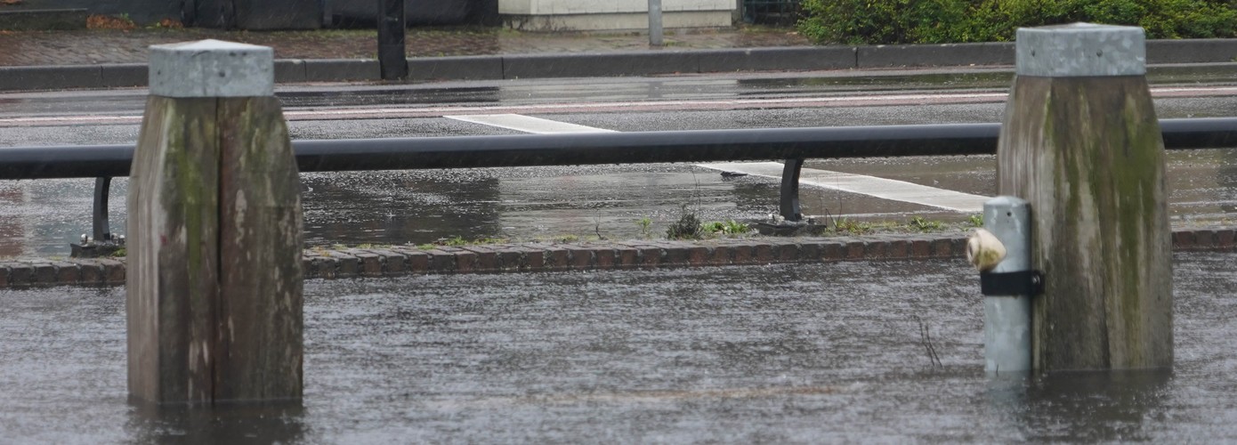 Water komt over de weg bij Vaart NZ door hevige regenval (video)