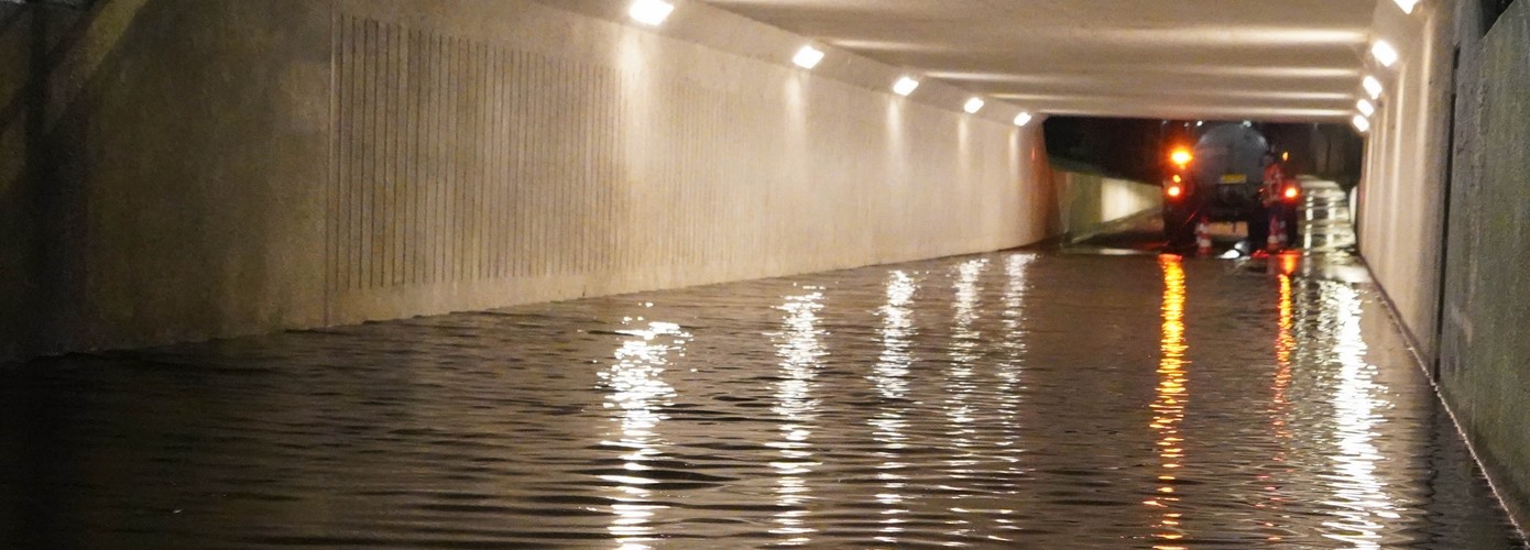 Fietstunnel bij Baggelhuizen vol water door langdurige regenval (video)