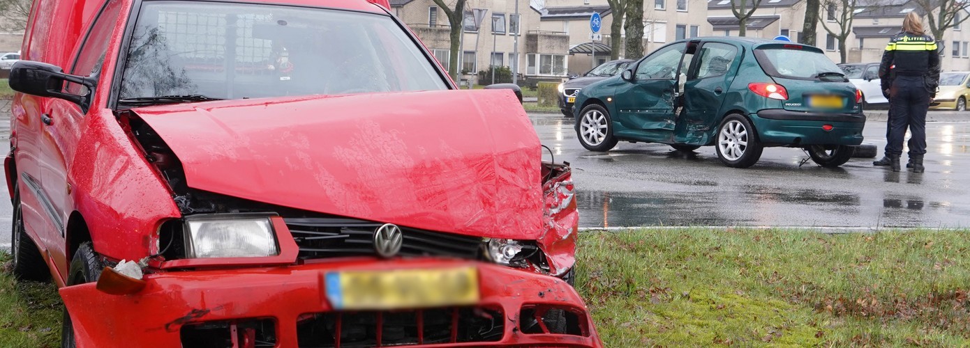 Gewonde bij ongeval op kruising in Assen (video)