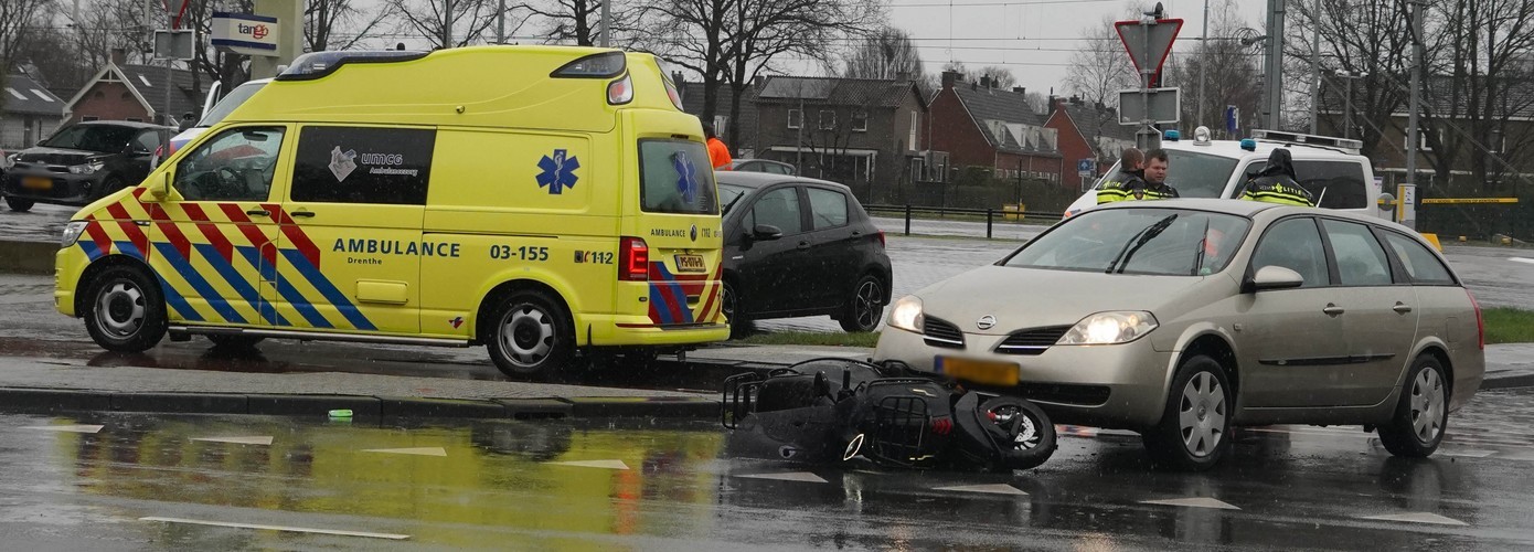 Automobilist botst met scooter op fietspad in Assen