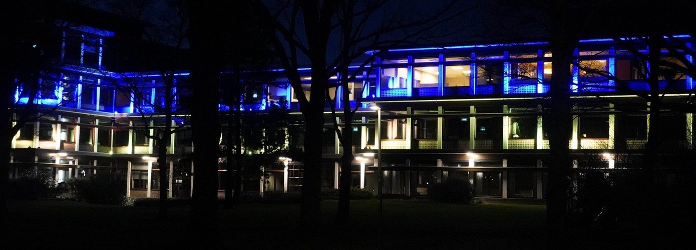 Provinciehuis in Assen verlicht met Oekraïense vlag