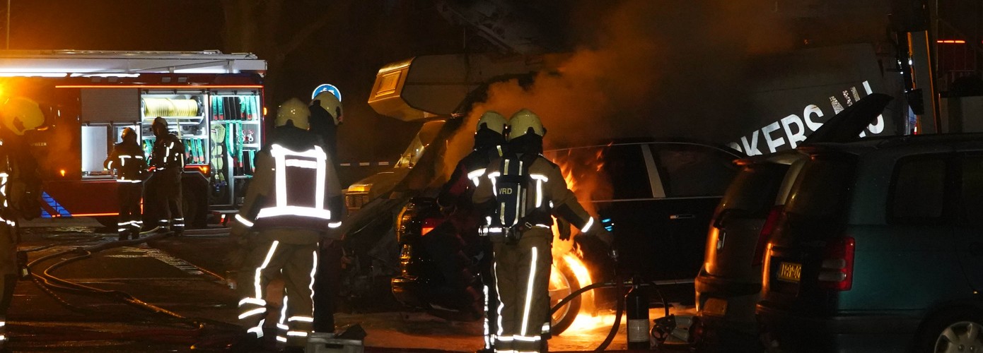 Twee auto's en busje in brand gestoken in Assen (video)