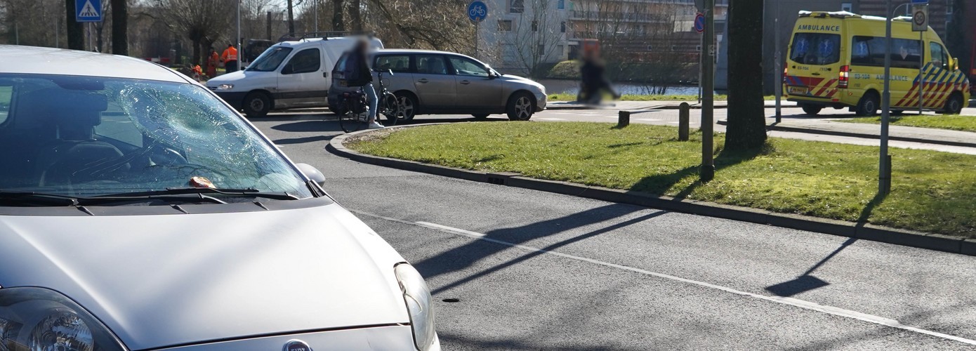 Scooter en auto botsen in Assen