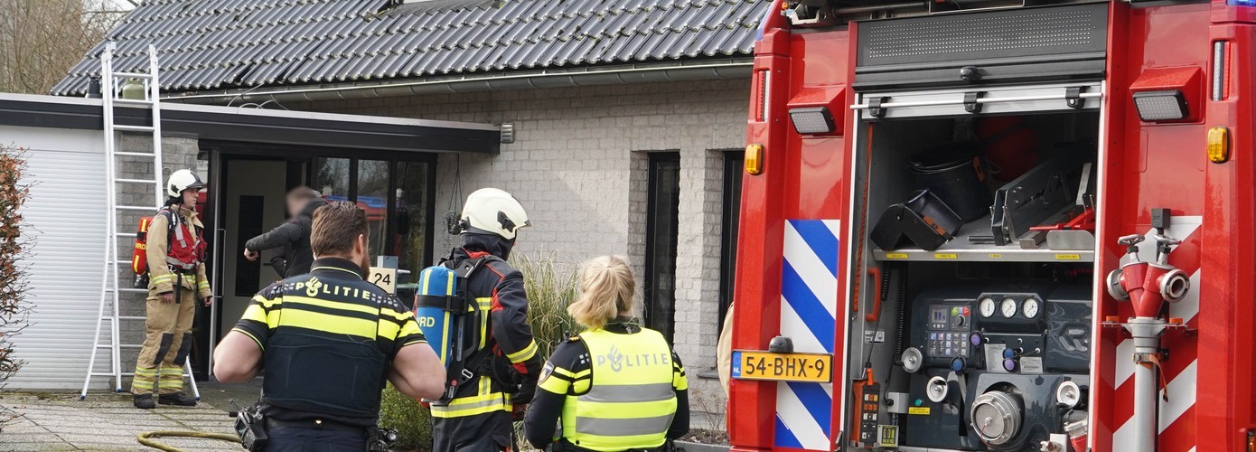 Brandweer rukt uit voor brandende gasfles op dak van schuur