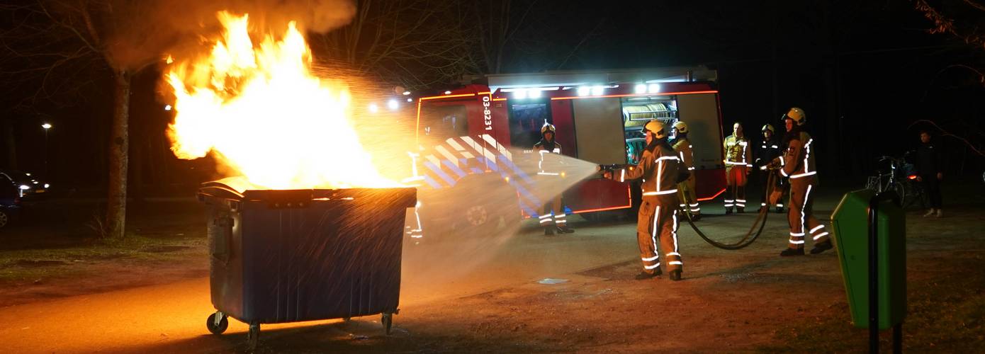 Grote afvalcontainer in brand gestoken in Pittelo