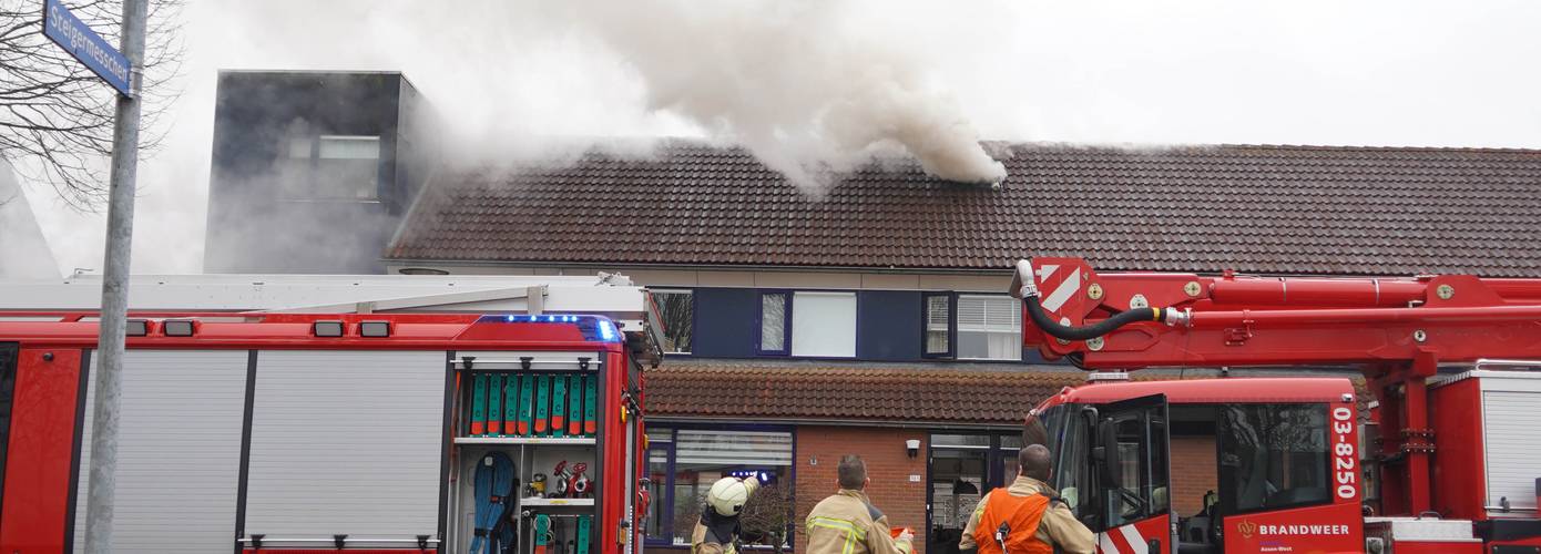 Veel rook bij brand op zolder in woning Marsdijk (video)