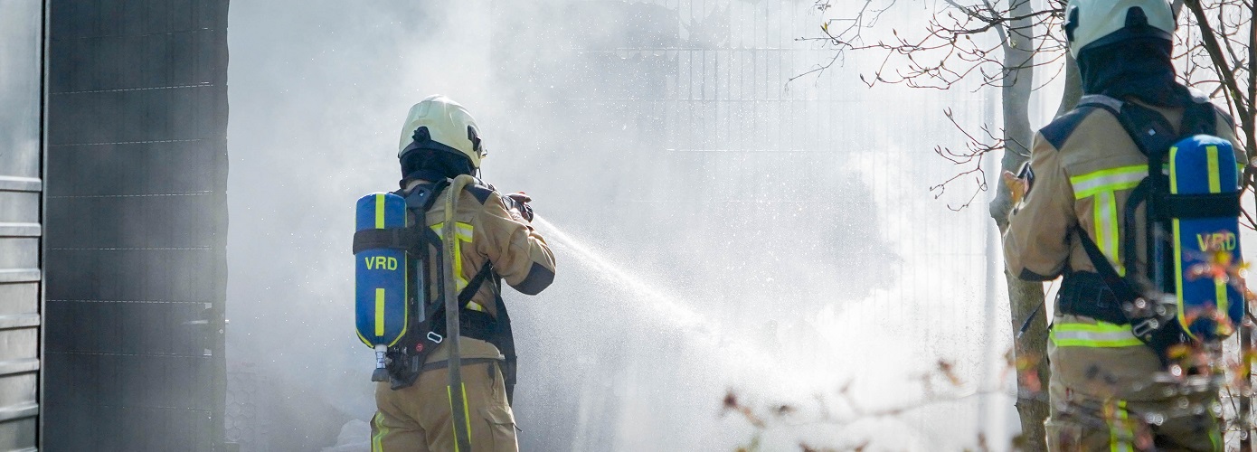 Container in brand bij bedrijf in Marsdijk