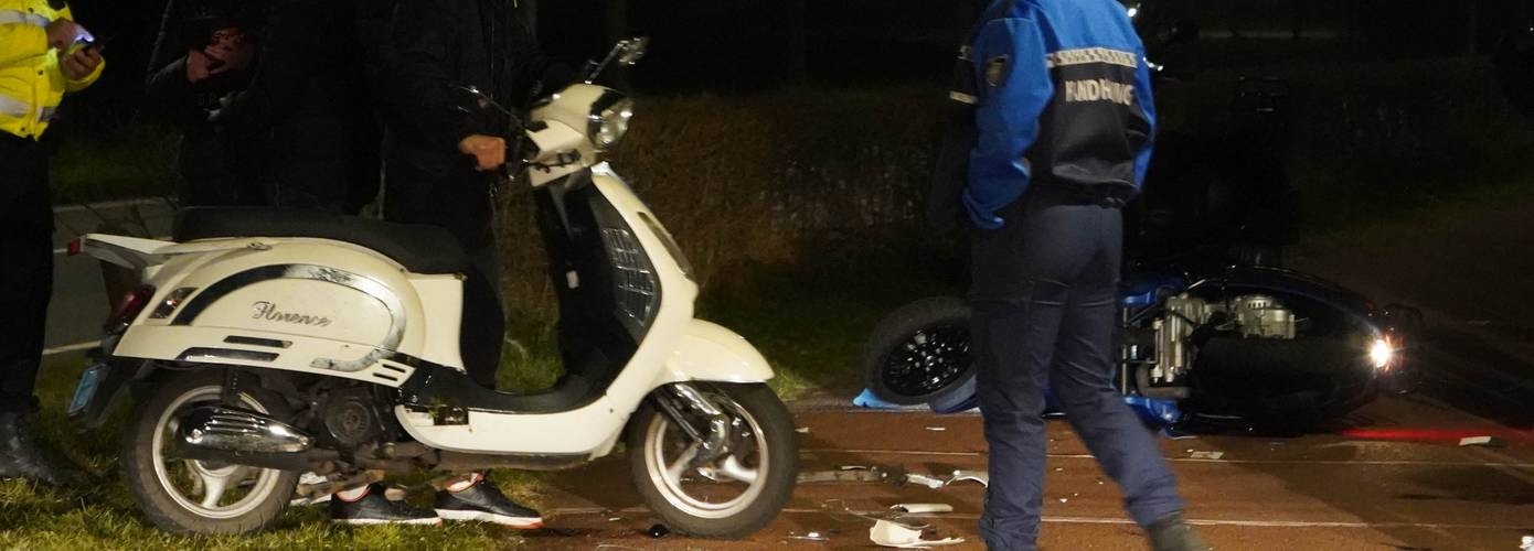 Harde botsing met veel schade tussen scooters in Kloosterveen