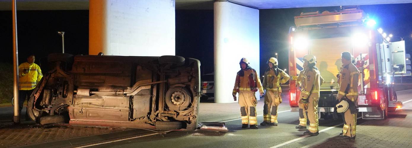 Busje belandt op de kant bij ongeval in Kloosterveen (video)