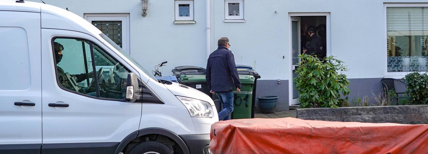 Ondersteuningsgroep van politie doet inval in woning in Assen