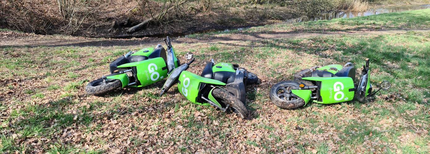 Drie go-scooters rijp voor de sloop na dumping in sloot